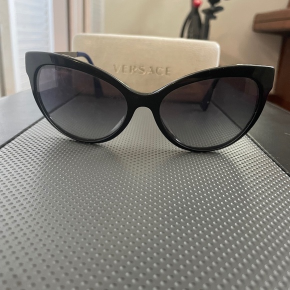 Versace sunglasses - Picture 1 of 4